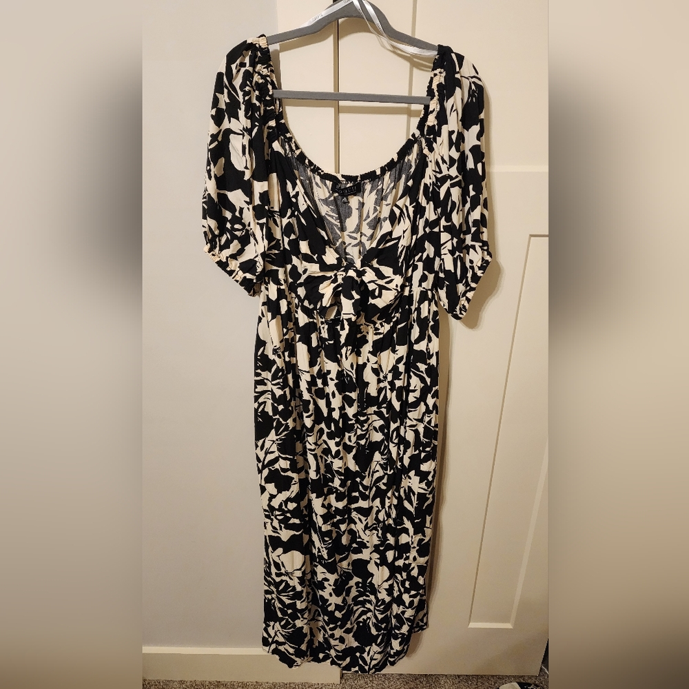 ELOQUII Bust Tie Floral Black & White Puff Sleeve Maxi Dress Size 20